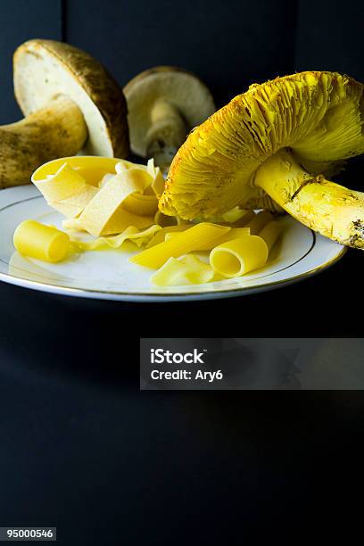 Giallo E Funghi Porcini - Fotografie stock e altre immagini di Autunno - Autunno, Cibo, Cibo biologico