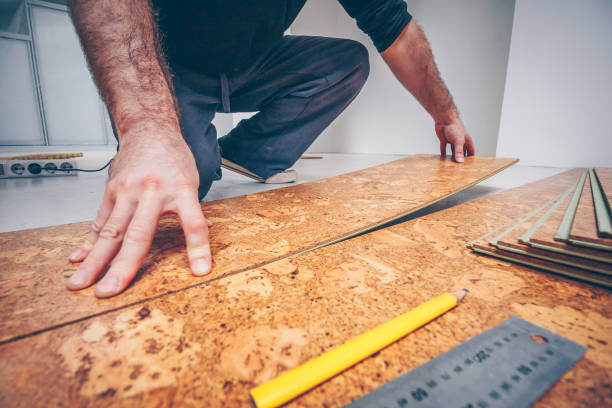 istock Master connects the cork flooring panels 950009140