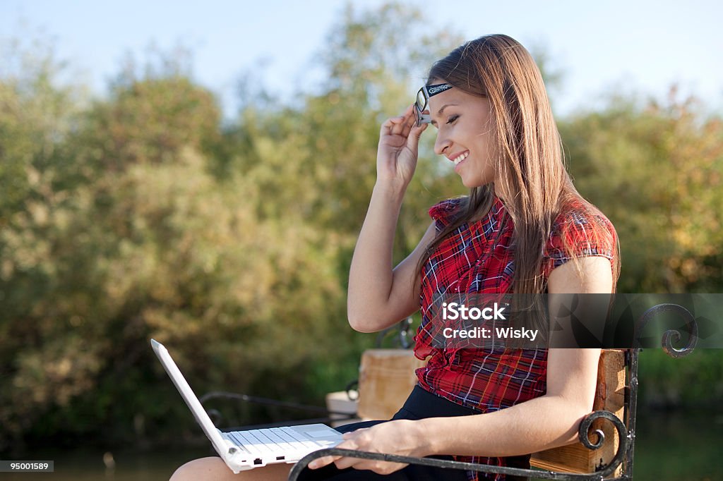 Chica en la mesa de trabajo con computadora portátil - Foto de stock de Adulto libre de derechos