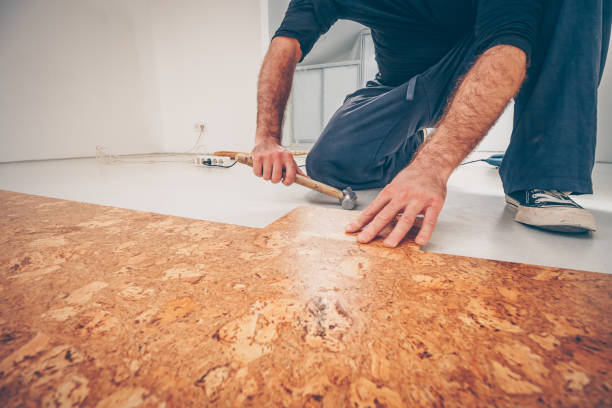 master picks a series of cork floor cork flooring with a hammer - cork imagens e fotografias de stock