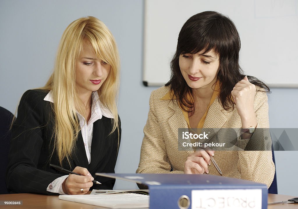 Blond und brünett Frauen im Büro - Lizenzfrei Akte Stock-Foto