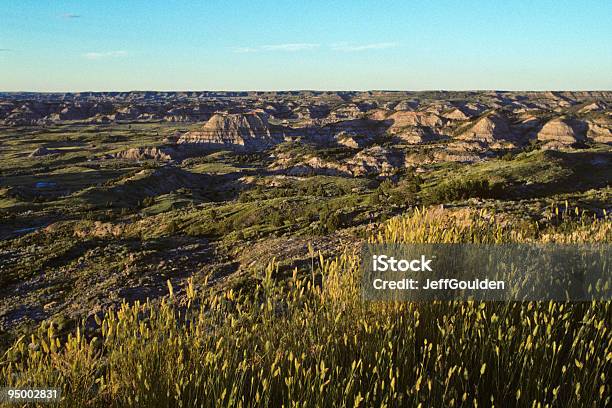 Photo libre de droit de Le Badlands Au Coucher Du Soleil banque d'images et plus d'images libres de droit de Badlands - Badlands, Crépuscule, Dakota du Nord