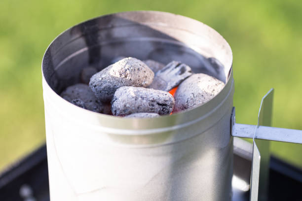 Barbecue starter met briketten en houtskool