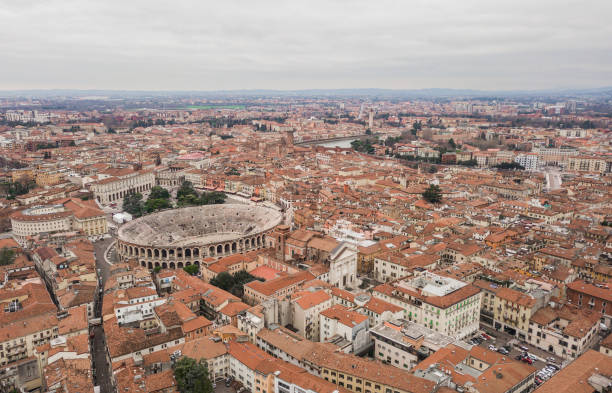 paisaje urbano de verona - verona italy veneto europe day fotografías e imágenes de stock