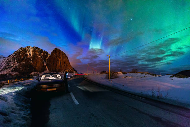 aurora boreal en el cielo de las islas de lofoten en noruega - norte de noruega fotografías e imágenes de stock