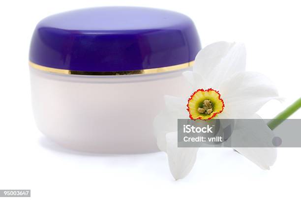 Creme Cosmético Com Flores - Fotografias de stock e mais imagens de Cosmética - Cosmética, Creme de Limpeza Facial, Cuidado Com o Corpo