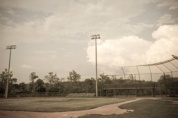 бейсбольная поле на бейсбольный матч - baseline base softball home base стоковые фото и изображения