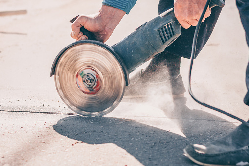 Angular power grinder with a diamond disc