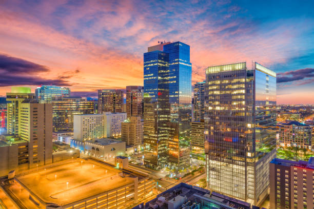 phoenix, arizona, usa stadtbild - phoenix downtown district skyline city stock-fotos und bilder