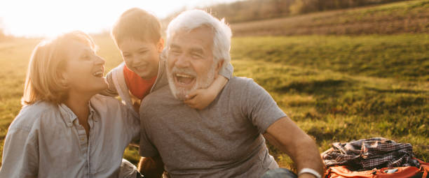 pique-nique avec mes grands-parents - family retirement smiling multi generation family photos et images de collection