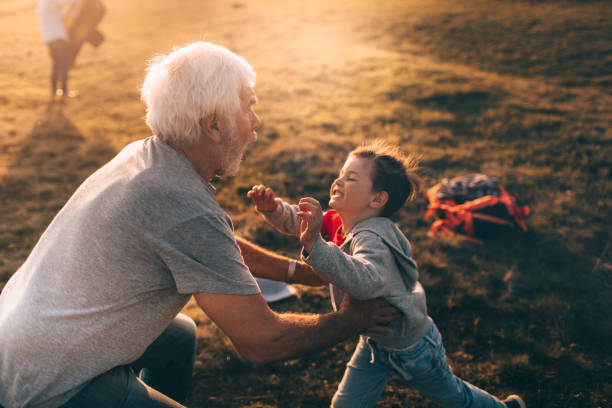 j’aime mon grand-père ! - grandparent grandfather grandmother child photos et images de collection