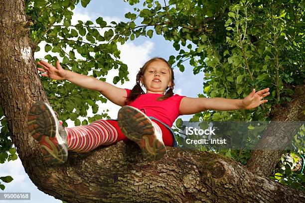 Foto de Menina Escalada Na Árvore e mais fotos de stock de Alegria - Alegria, Atividade Física, Atividade Recreativa