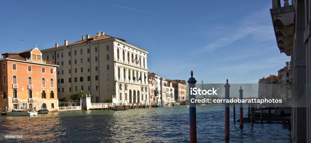 El distrito de la Academia en Venecia y en el fondo la Catedral de Santa Maria Della Salute - Foto de stock de A la moda libre de derechos