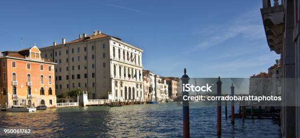 El Distrito De La Academia En Venecia Y En El Fondo La Catedral De Santa Maria Della Salute Foto de stock y más banco de imágenes de A la moda