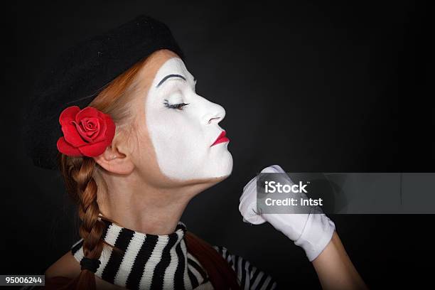 Retrato De Uma Rapariga Mime - Fotografias de stock e mais imagens de 20-24 Anos - 20-24 Anos, Adulto, Ameaça