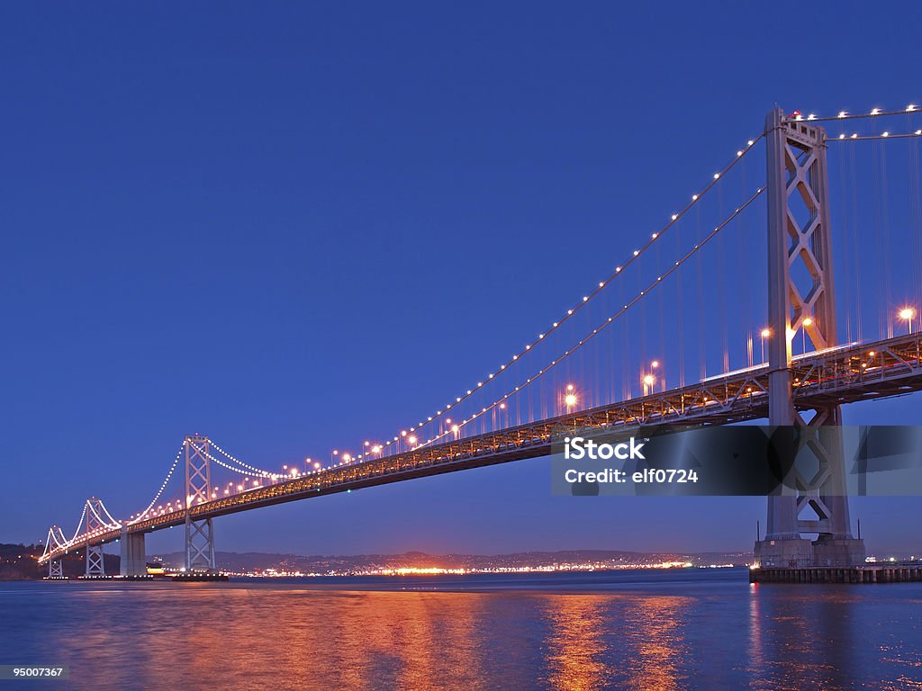 Night Scene of Bay Bridge - Стоковые фото Линия горизонта роялти-фри