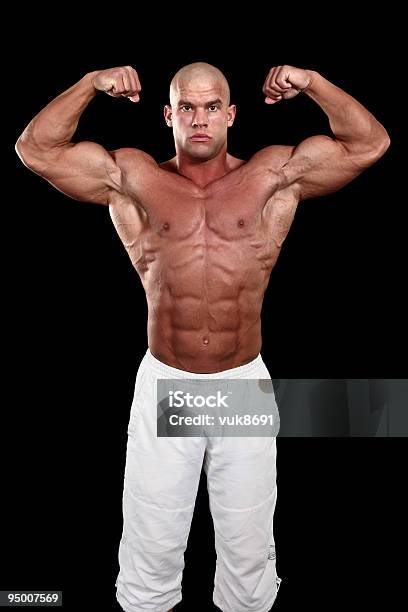 Photo libre de droit de Poser Pour Une Photo banque d'images et plus d'images libres de droit de Biceps - Biceps, Buste - Partie du corps, Contracter les muscles