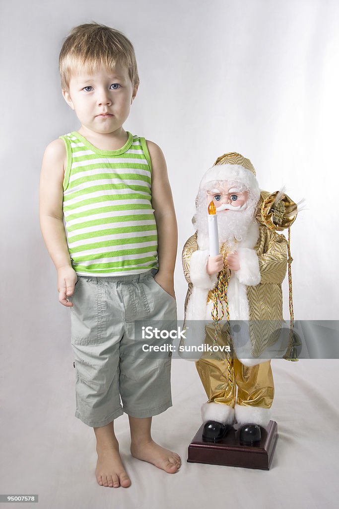 Маленький barefooted мальчик и игрушки Санта-Клауса - Стоковые фото 2-3 года роялти-фри