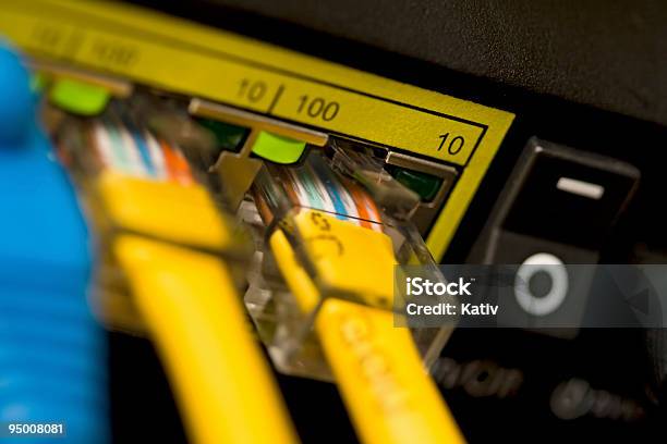 Router À Internet E O Cabo - Fotografias de stock e mais imagens de Amarelo - Amarelo, Azul, Botão - Peça de Máquina