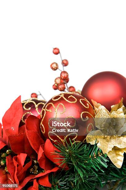 Foto de Coroa De Natal Closeup e mais fotos de stock de Bico-de-Papagaio - Bico-de-Papagaio, Bola de Árvore de Natal, Caixa - Recipiente