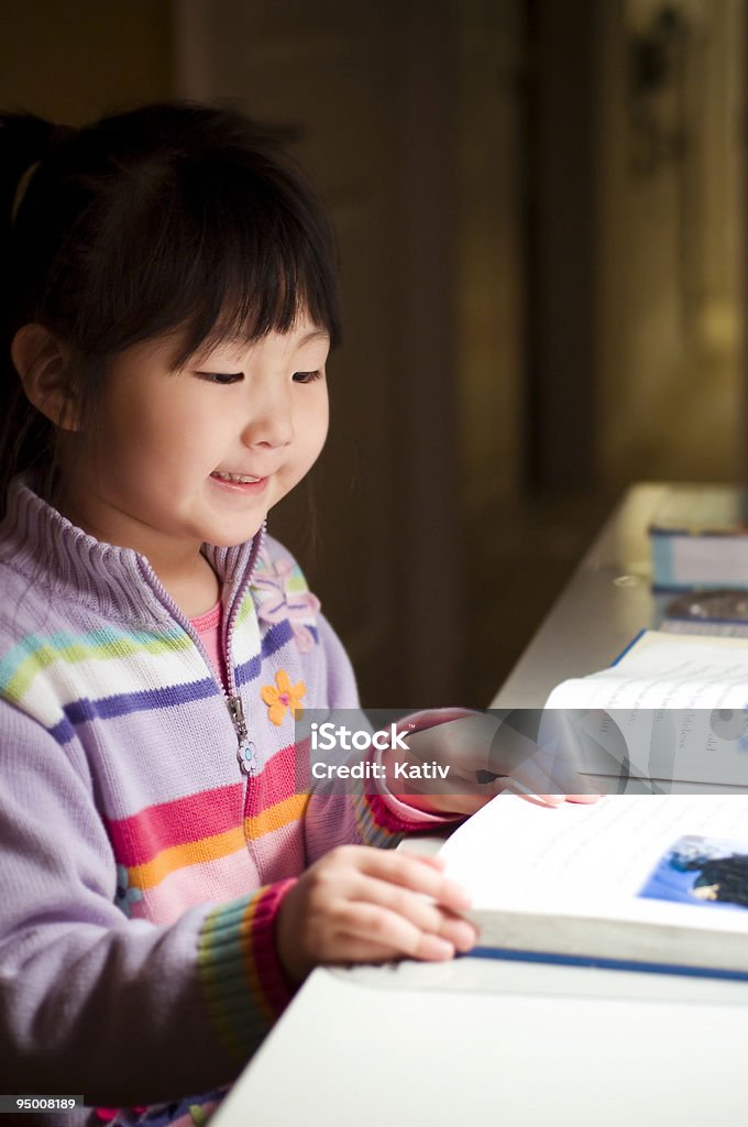 Linda asiática menina lendo livro - Foto de stock de Aprender royalty-free