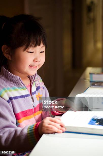 Foto de Linda Asiática Menina Lendo Livro e mais fotos de stock de Aprender - Aprender, Estudar, Noite