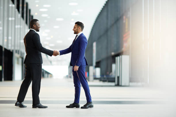 istock Greeting of foreign colleagues 950102266