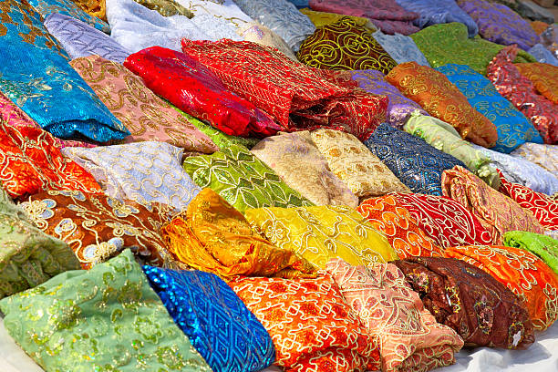 tessuto in tunisia mercato - clothing east africa color image colors foto e immagini stock