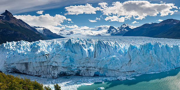 ペリトモレノ氷河、パタゴニア、アルゼンチンのパノラマに広がる眺め - ice arctic crevasse glacier ストックフォトと画像