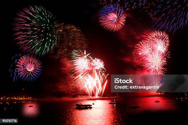 Celebración Del Año Nuevo A Los Fuegos Artificialessobre Mar Foto de stock y más banco de imágenes de Abstracto