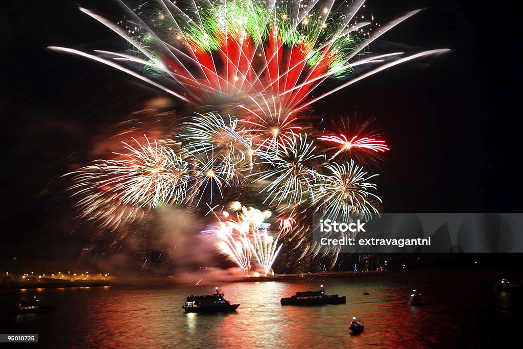 Celebrazione del Capodanno, di fuoco d'artificio sopra il mare - Foto stock royalty-free di Acqua