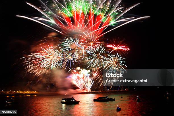 Celebrazione Del Capodanno Di Fuoco Dartificio Sopra Il Mare - Fotografie stock e altre immagini di Acqua