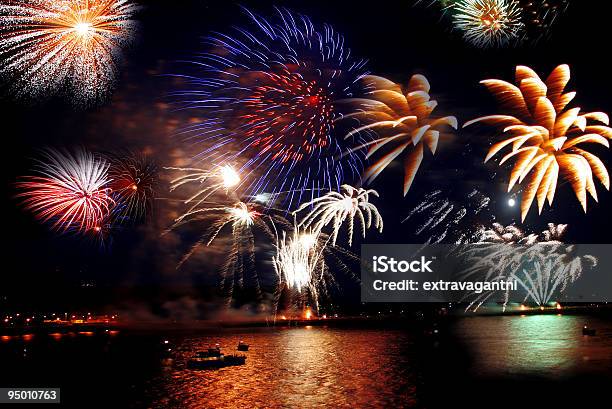 Feiern Sie Das Neue Jahr Mit Feuerwerk Über Das Meer Stockfoto und mehr Bilder von Feuerwerk