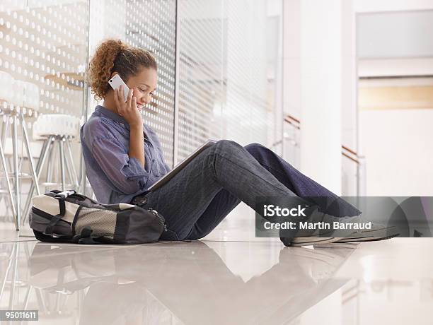 Collegestudent Auf Dem Boden Sitzen Und Sprechen Auf Handy Stockfoto und mehr Bilder von Kapstadt