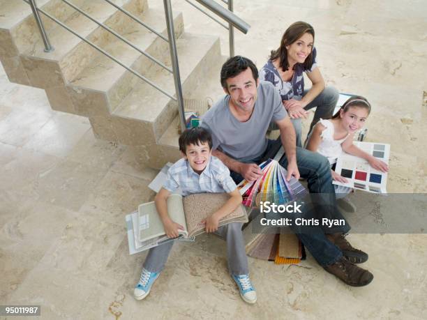 Foto de Família Na Escada Olhando No Tapete E Amostras De Tinta e mais fotos de stock de Mudar de casa