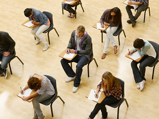 les étudiants de faire un test dans une salle de classe - exam photos et images de collection