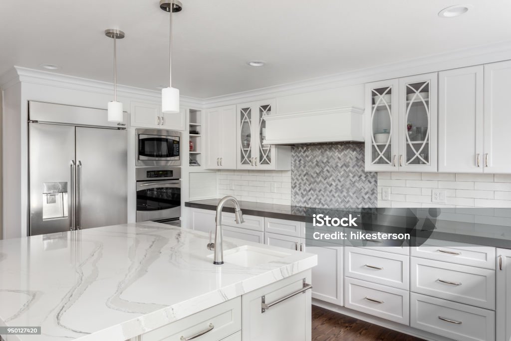 hermosa cocina en casa con isla, Lámparas colgantes y pisos de madera de lujo nuevo - Foto de stock de Cocina - Estructura de edificio libre de derechos