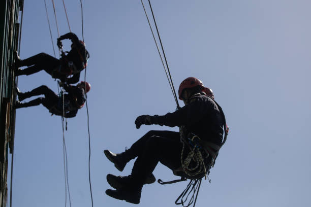 los bomberos son rappel y escalada cuerdas en un ejercicio de taladro - rápel fotografías e imágenes de stock