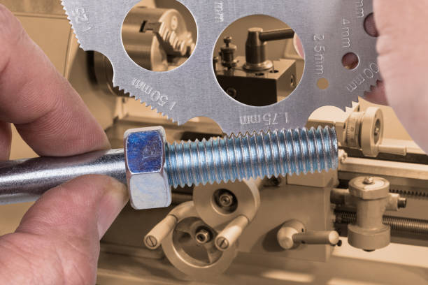 스레드 나사 피치에 의하여의 측정 게이지 백그라운드에서 선반 - screw threaded construction equipment blue 뉴스 사진 이미지