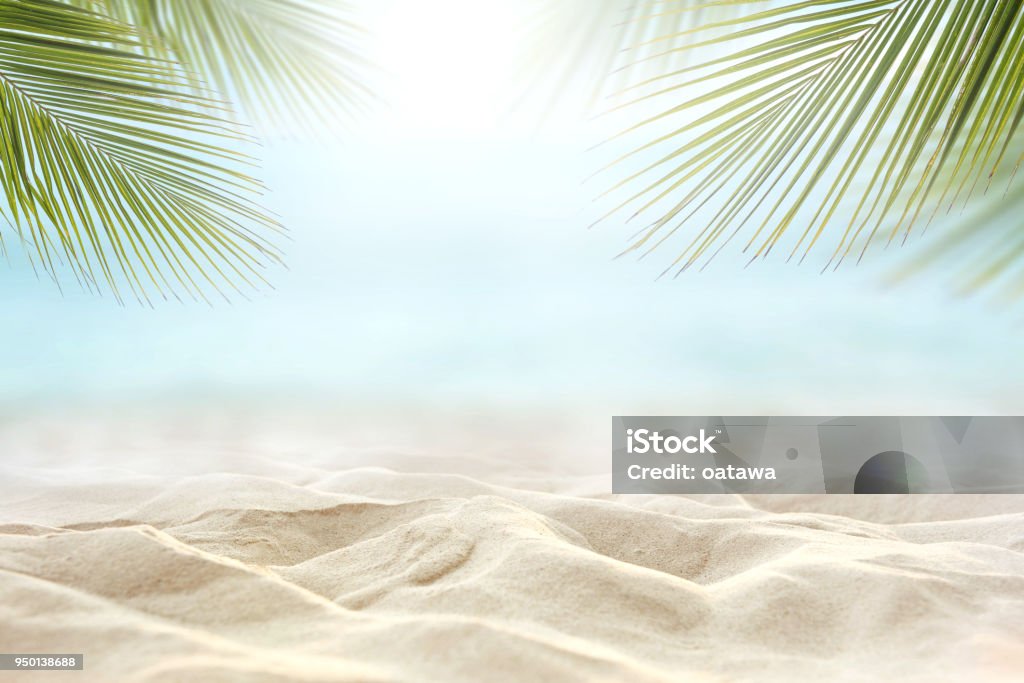 de arena con fondo de cielo mar borrosa, día de verano - Foto de stock de Playa libre de derechos