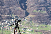 fotografie-nimmt-die-kamera-auf-einem-stativ-eine-landschaft-foto-komposition.jpg?b=1&s=170x170&k=20&c=7KDBJ__-NuEMmrGcPuR1kWxrLJB_aABhVJH9CXqFSbk=