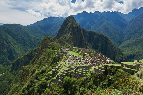 vista de zangão em machu picchu - mt huayna picchu - fotografias e filmes do acervo