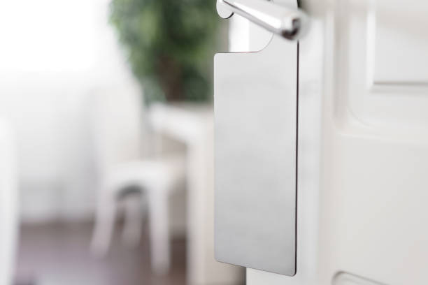 Door knob with empty label on a door handle for your text. Empty white flyer mockup hang on door handle. Leaflet design on entrance doorknob. Dont disturb sign. Hotel room clear hanger. pomo de la puerta con la etiqueta vacía una manija de la puerta de su texto. maqueta folleto blanco vacío colgar en manija de la puerta. diseño de folleto en la puerta de entrada. no molestar a signo. suspensión claro de la habitación de hotel. en blanco