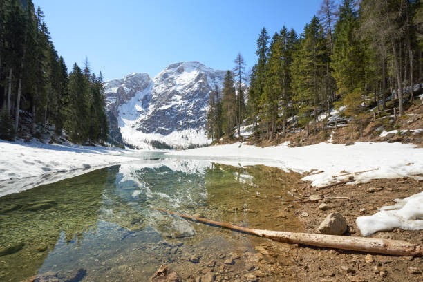 lago di braies-pragser wildsee ze śniegiem, dolomity południowy tyrol, włochy - melting spring snow trentino alto adige zdjęcia i obrazy z banku zdjęć