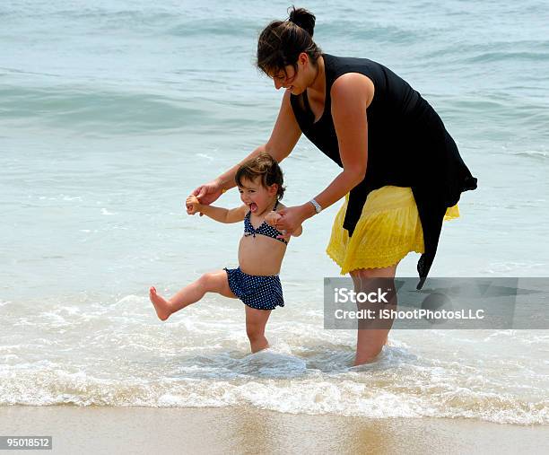 Foto de Mãe E Filha e mais fotos de stock de 2-3 Anos - 2-3 Anos, Areia, Arrebentação