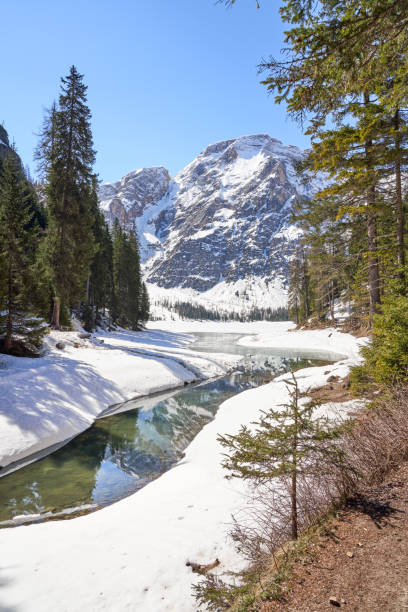 lago di braies-pragser wildsee ze śniegiem, dolomity południowy tyrol, włochy - melting spring snow trentino alto adige zdjęcia i obrazy z banku zdjęć