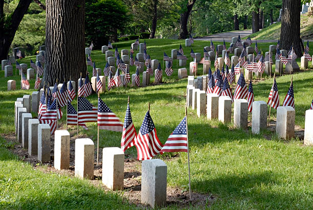 Memorials that are all the same each with an American flag Area of Woodland Cemetery, Dayton, Ohio that honors soldiers of Civil war, 1861-1865. The cemetery is one of USA's five oldest rural/garden cemeteries and covers 200 acres. civil war photos stock pictures, royalty-free photos & images