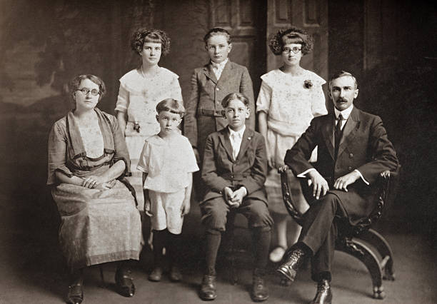 familia de siete - antigualla fotos fotografías e imágenes de stock