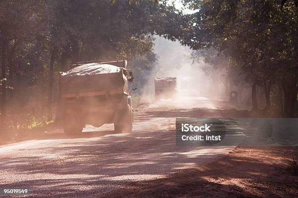 Dust On Road In Indien Stockfoto und mehr Bilder von Baum - Baum, Erdreich, Fahren