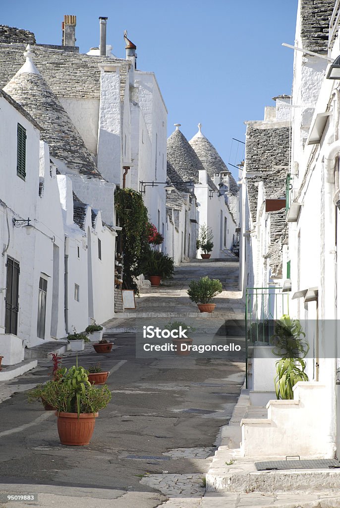 Trulli Street с растений - Стоковые фото UNESCO - Organised Group роялти-фри